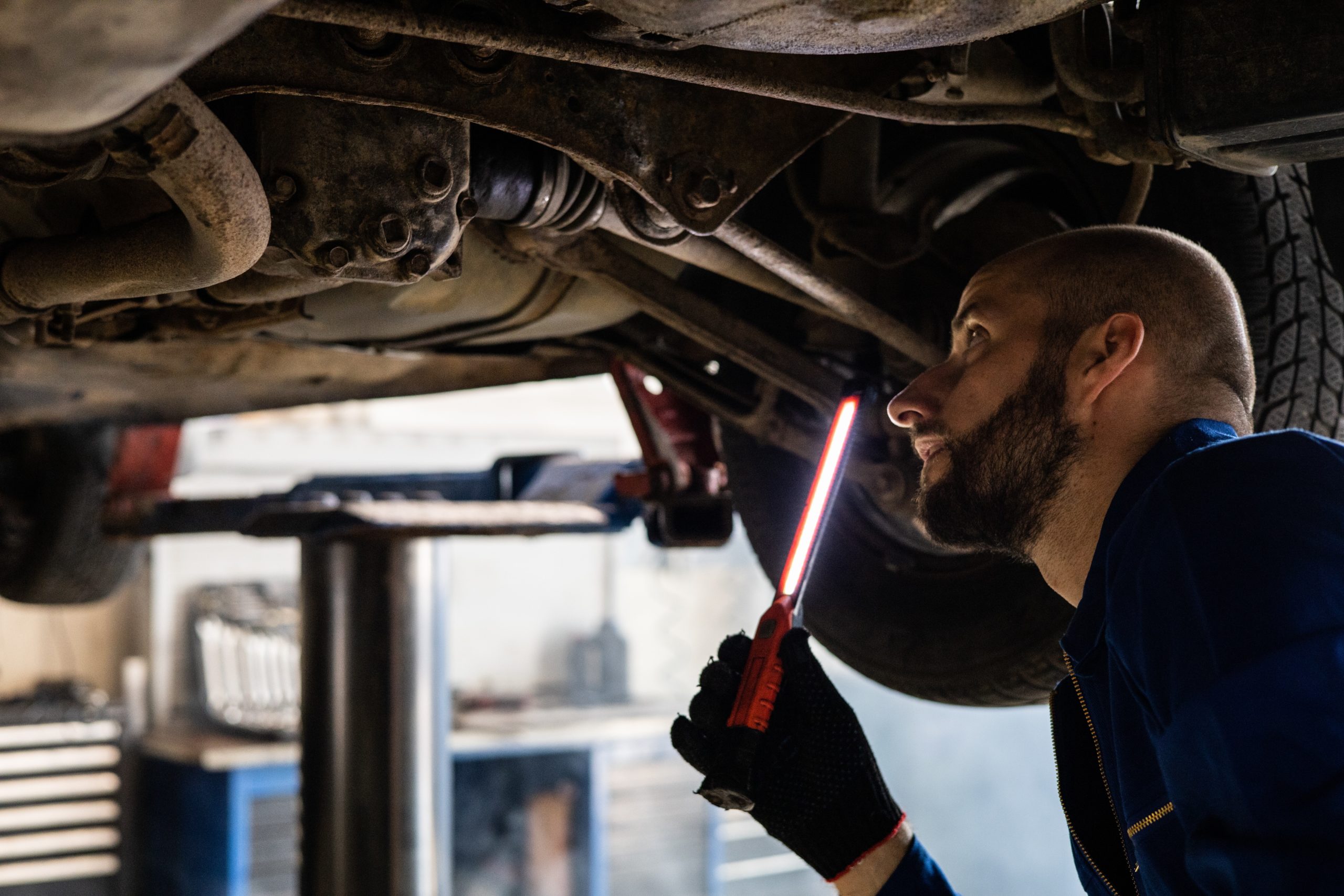 Maintenance performance. Механик РВ. Подрез автомобиля. Диагностика автомобиля картинки красивые. Kaiyi автомобиль.